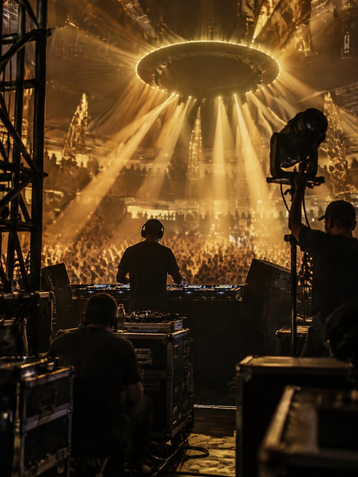 Eventproductie achter de schermen bij een groot dance-event